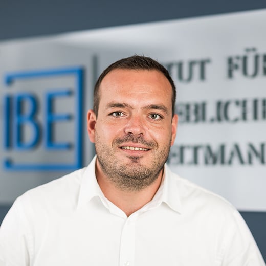 portrait-thomas-hubner-ibe