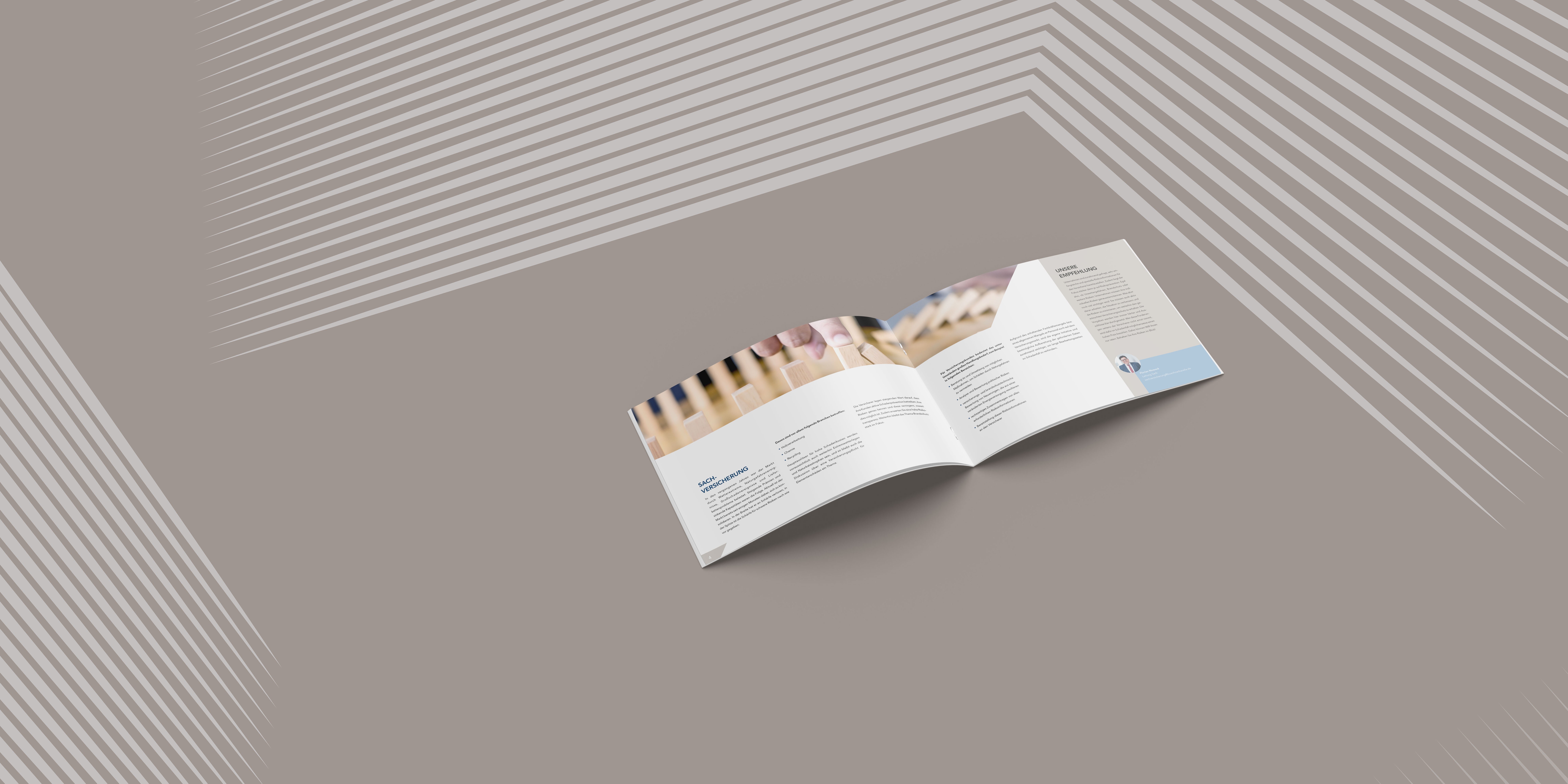 Aufgeklappter Marktreport 2025 auf einem dunkelgrauen Hintergrund. Das Dokument ist gut lesbar dargestellt, mit klarem Titel und strukturiertem Layout.