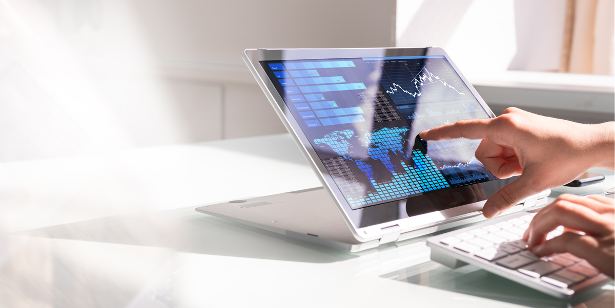 Symbolbild zur Forderungsabsicherung mit Warenkreditversicherung: Eine Hand tippt auf ein Tablet, auf dem Balken- und Kreisdiagramme zu sehen sind – stellvertretend für Finanzanalysen und Risikoprüfung im Rahmen der WKV.